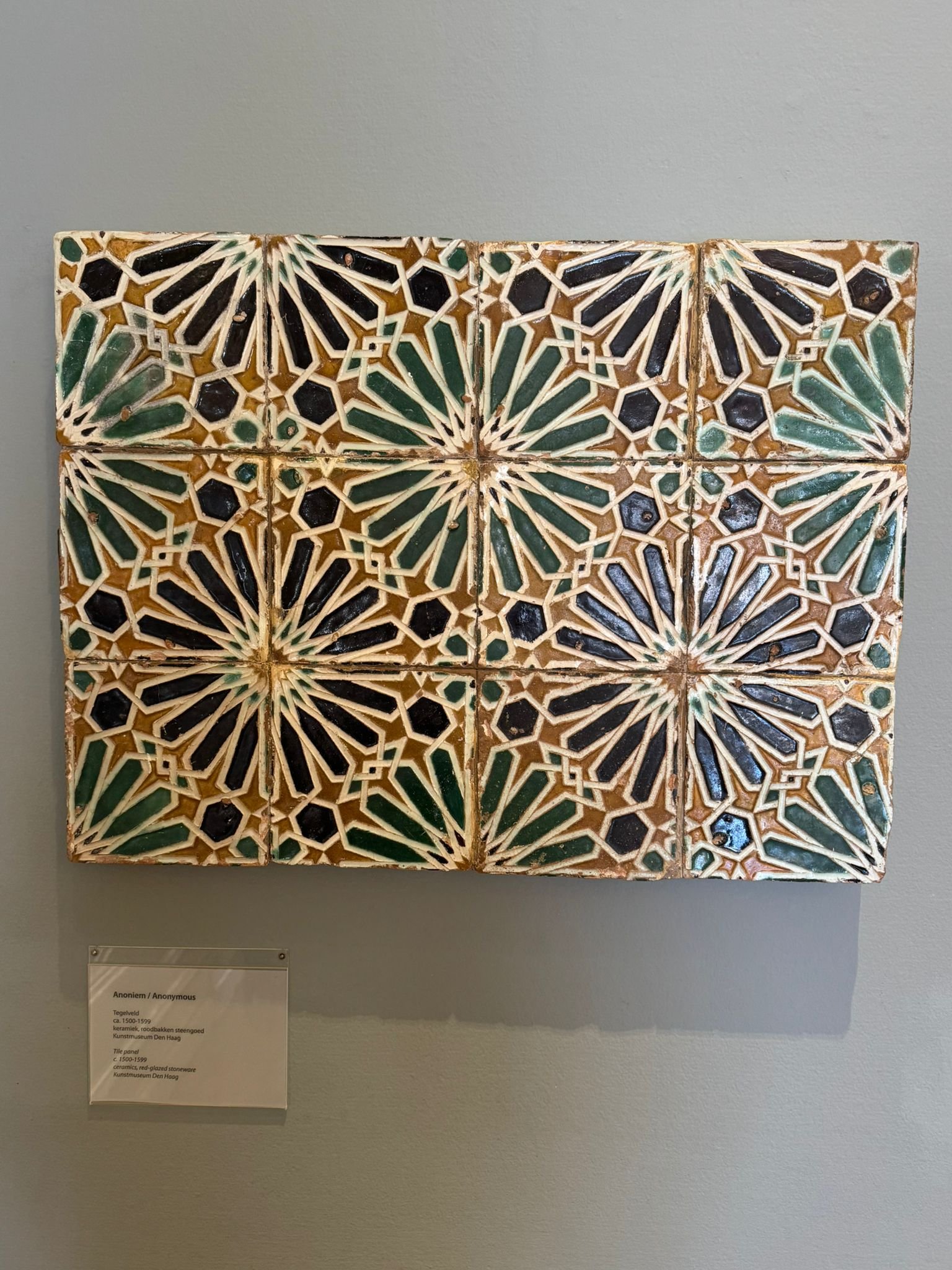 Islamitisch geometrisch tegelpaneel uit de tentoonstelling Escher in Het Paleis